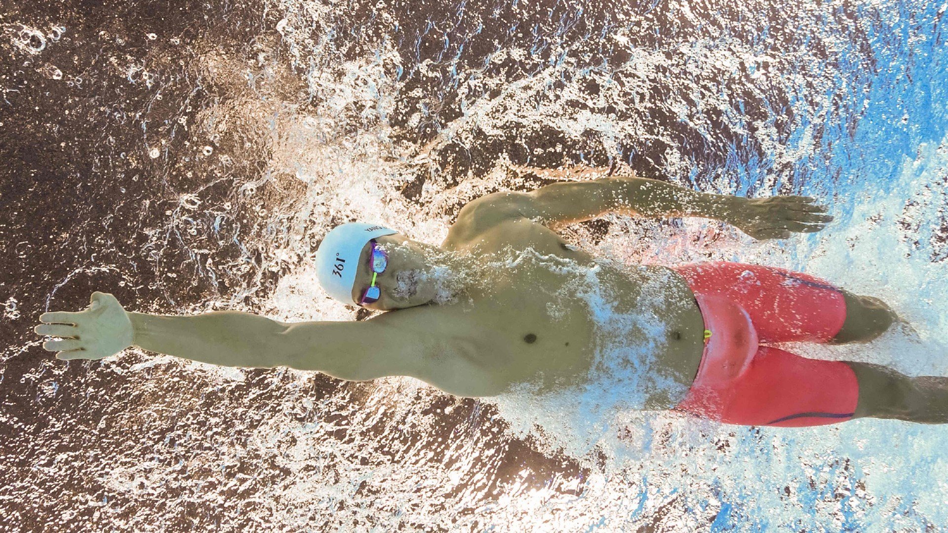 ayx体育ios-_蓝色海域的跳水表演：水之女王归来_，跳水之国